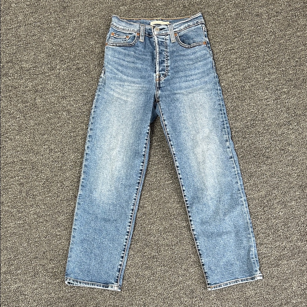 Great Levi’s Women’s Blue Jeans wide leg